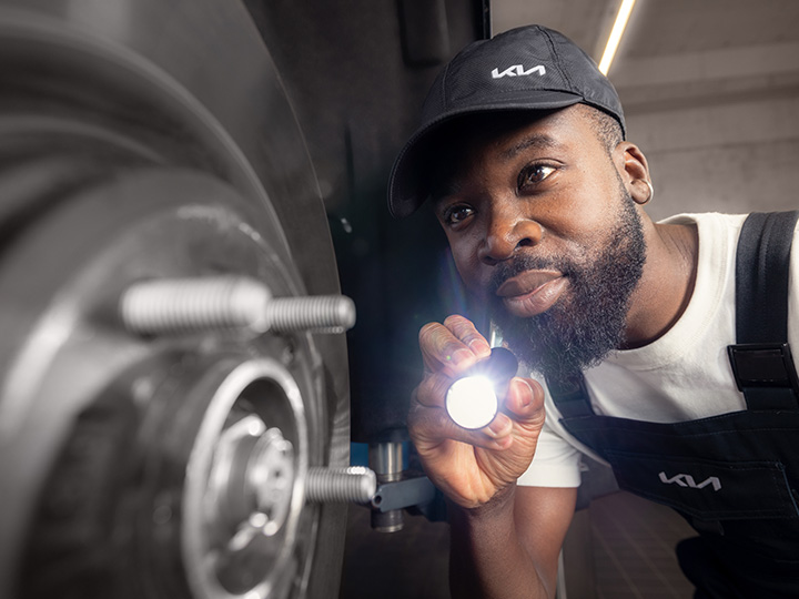 Kia Prüfer untersucht Fahrzeug